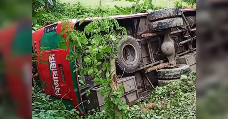 নিয়ন্ত্রণ হারিয়ে উল্টে যাওয়া বাস